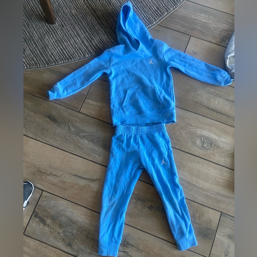 Boys Jordan Sweatsuit in Carolina Blue size 5. Excellent condition!